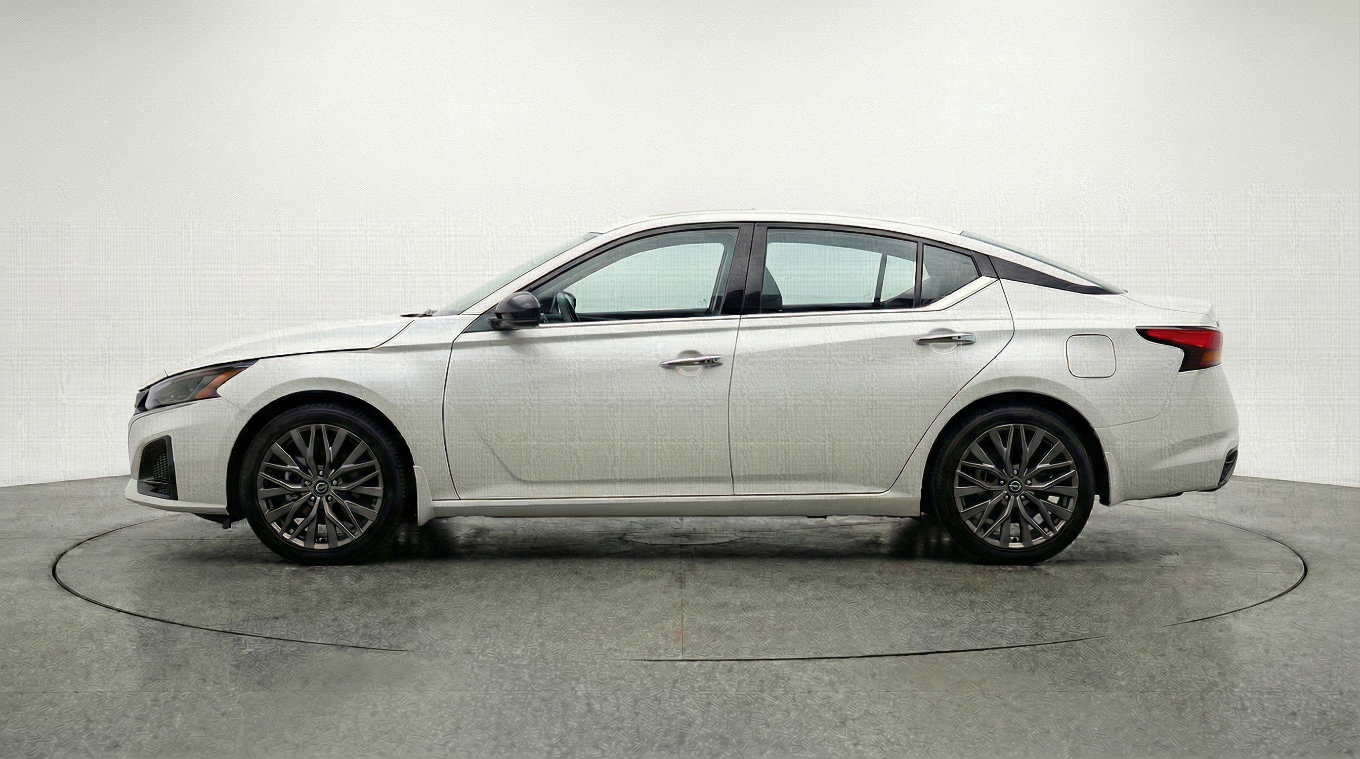 Used 2025 Nissan Altima 2.5 SV image 5