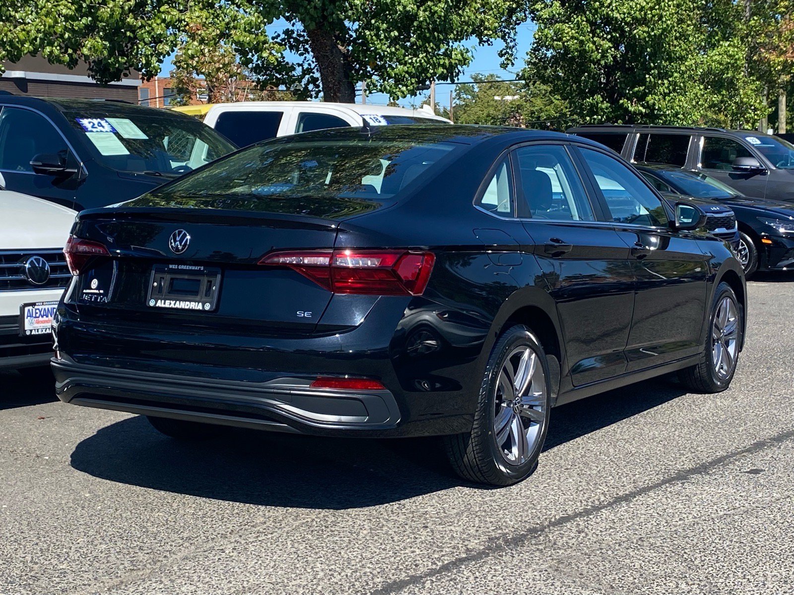 Certified 2023 Volkswagen Jetta SE w/ Panoramic Sunroof Package FWD image 3