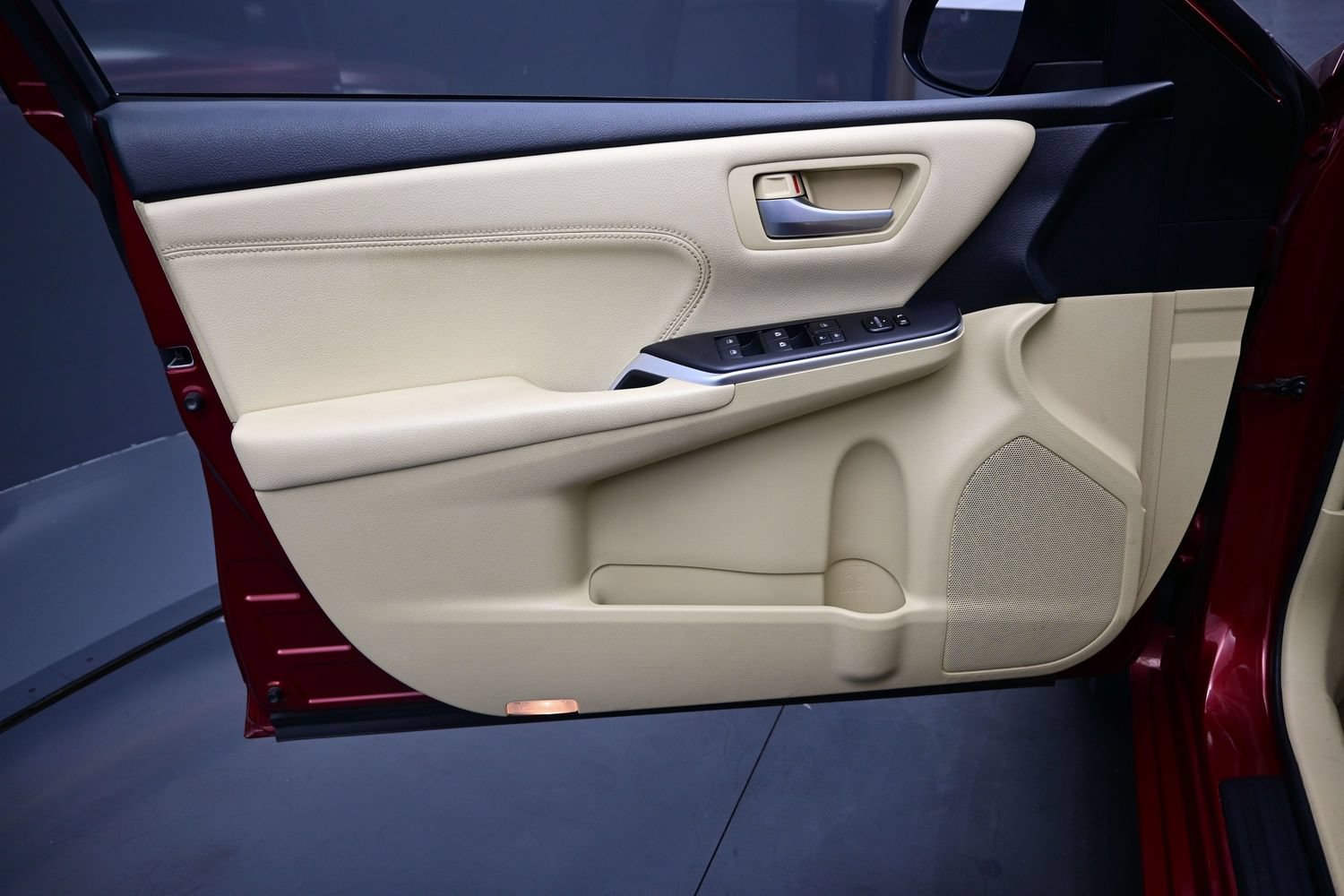 Used 2017 Toyota Camry XLE w/ Moonroof Package FWD image 9
