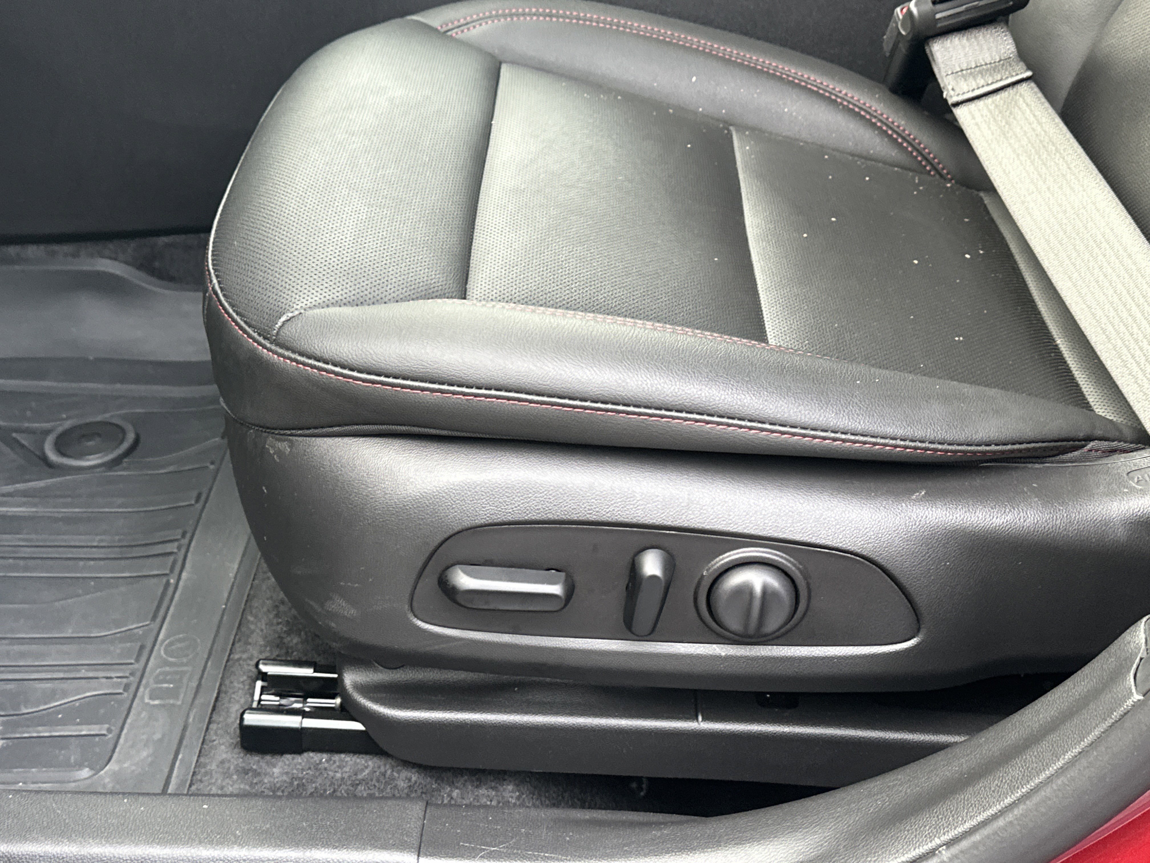 Certified 2025 Chevrolet Trax RS w/ Sunroof Package FWD image 7