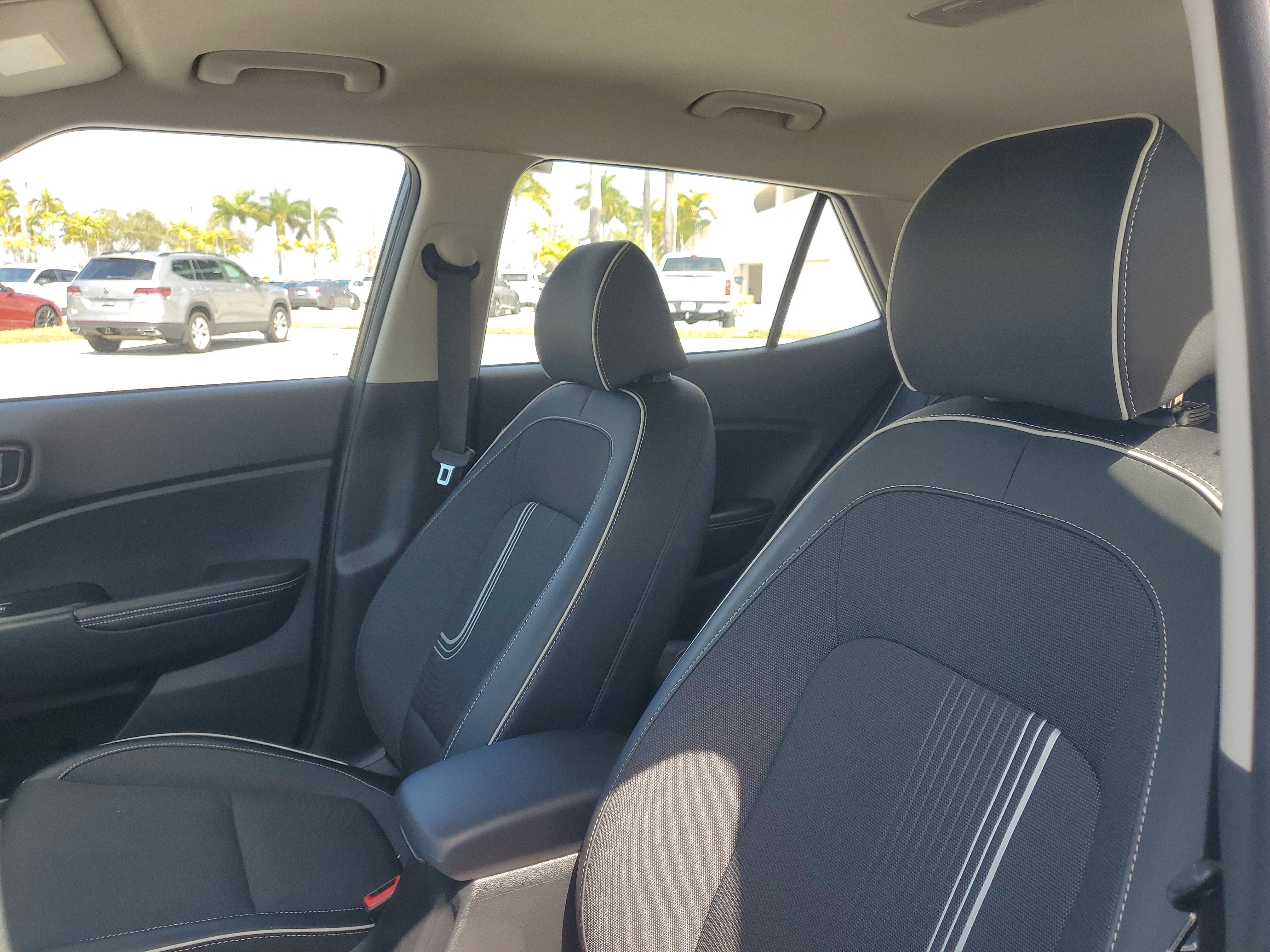 Used 2023 Hyundai Venue Limited image 17