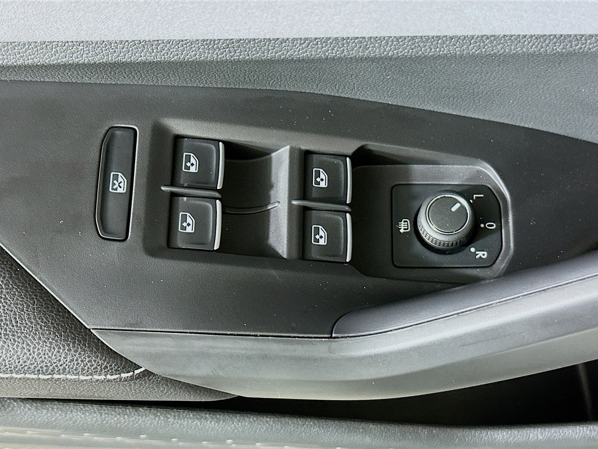 Used 2025 Volkswagen Jetta SE FWD image 14
