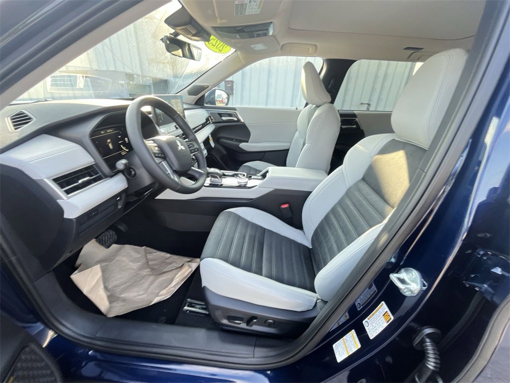 New 2025 Mitsubishi Outlander SE image 11