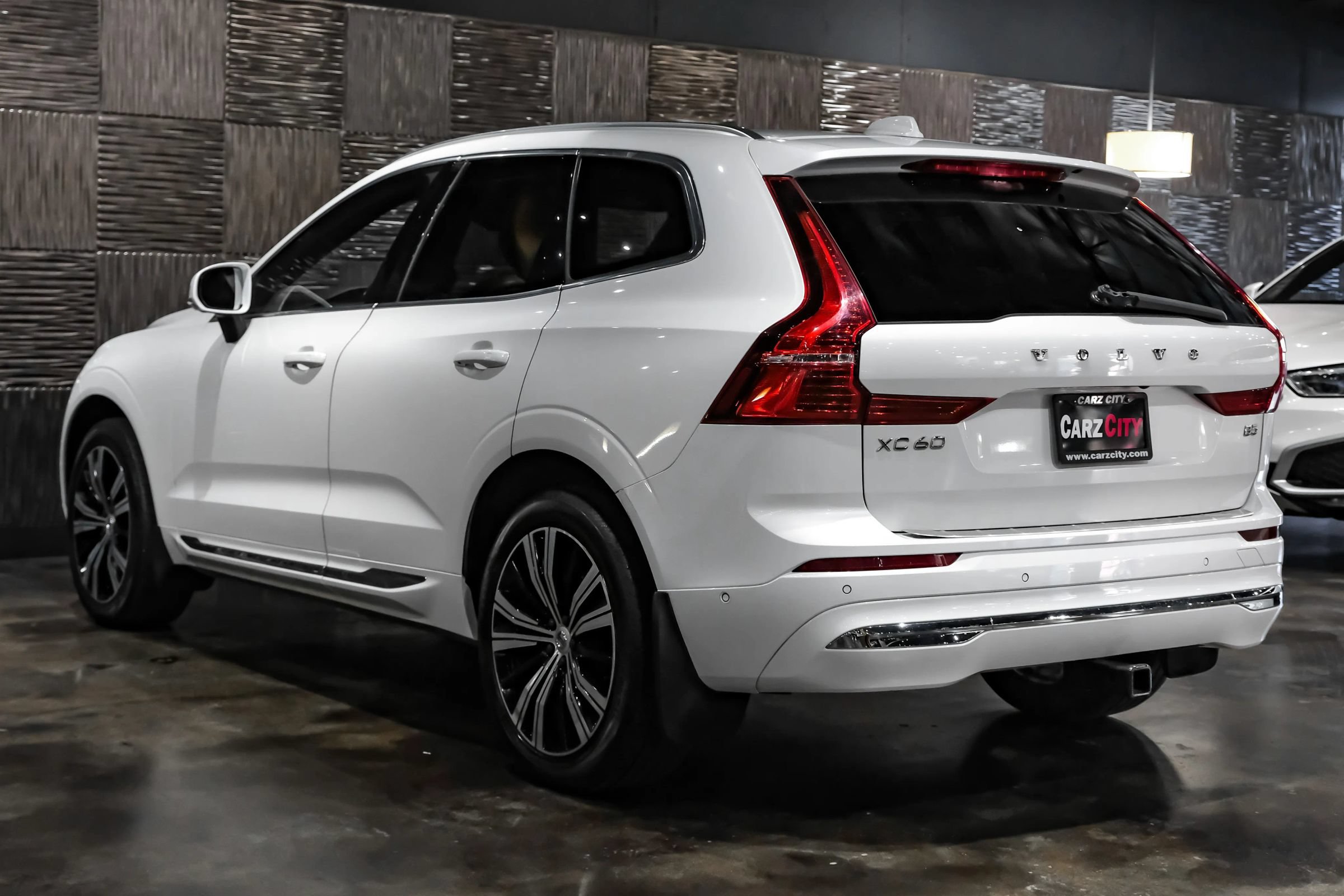 Used 2022 Volvo XC60 B5 Inscription w/ Advanced Package FWD image 11