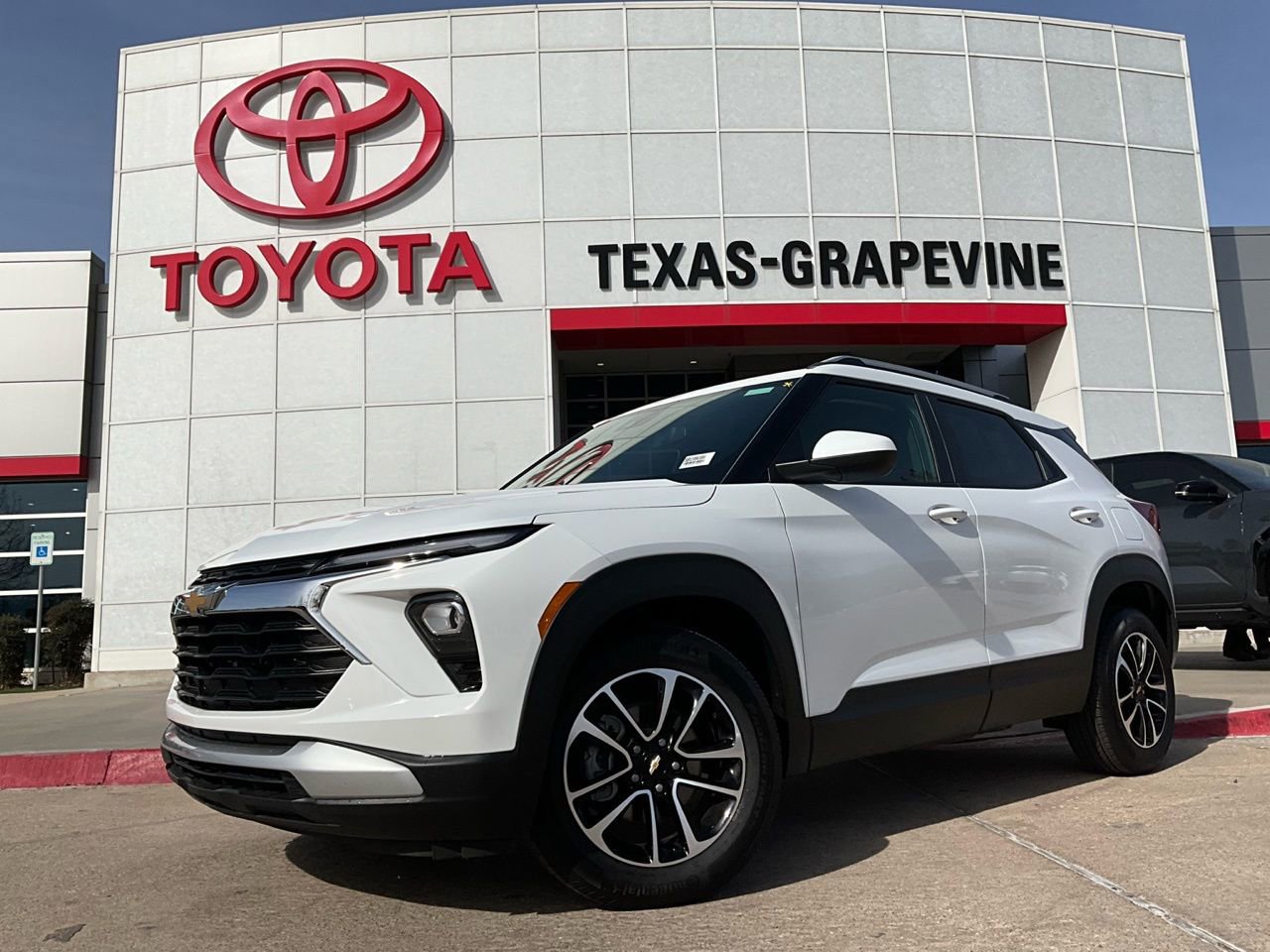 Used 2025 Chevrolet TrailBlazer LT image 2