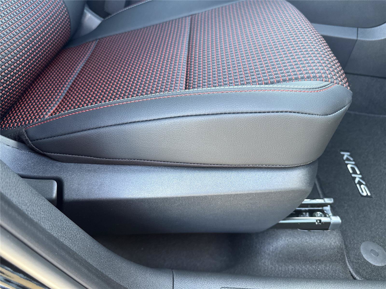 New 2026 Nissan Kicks SR FWD image 35