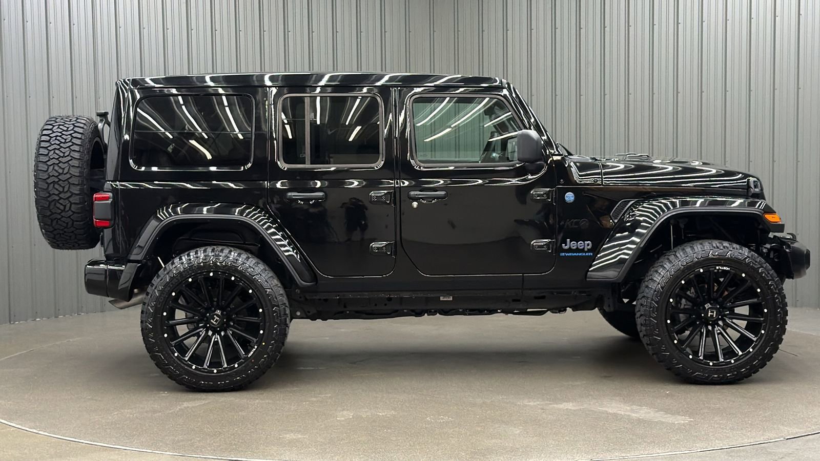 Used 2025 Jeep Wrangler Unlimited Sahara w/ Safety Group AWD/4WD image 6