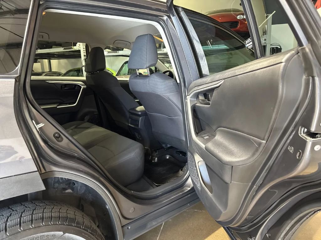 Used 2021 Toyota RAV4 LE AWD/4WD image 12