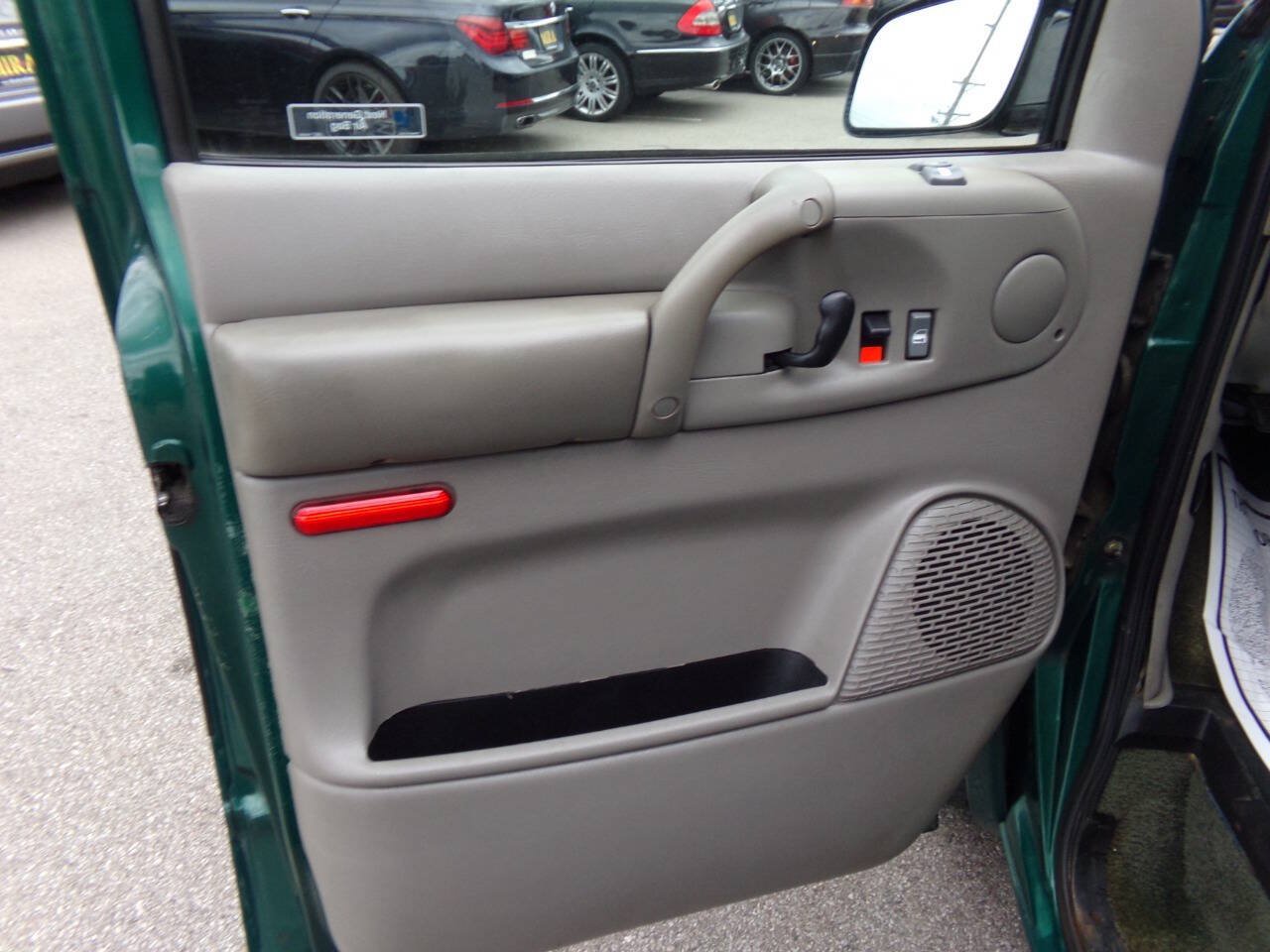 Used 1998 Chevrolet Astro w/ Convenience Group RWD image 12