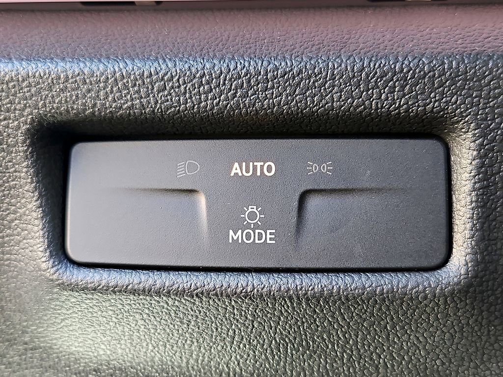 Certified 2025 Volkswagen Tiguan SE image 23