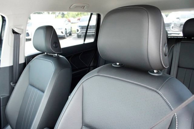 Used 2023 Volkswagen Tiguan SE AWD/4WD image 13