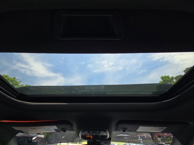 Used 2025 Chevrolet Trax RS w/ Sunroof Package FWD image 33