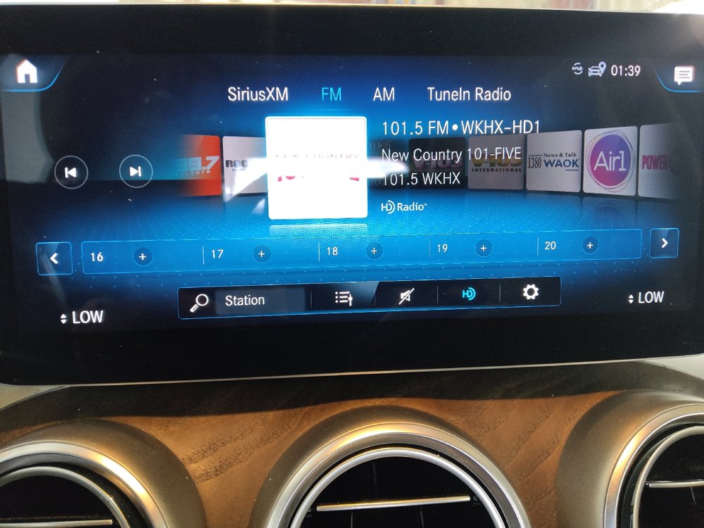Used 2020 Mercedes-Benz GLC 300 4MATIC w/ Multimedia Package image 25