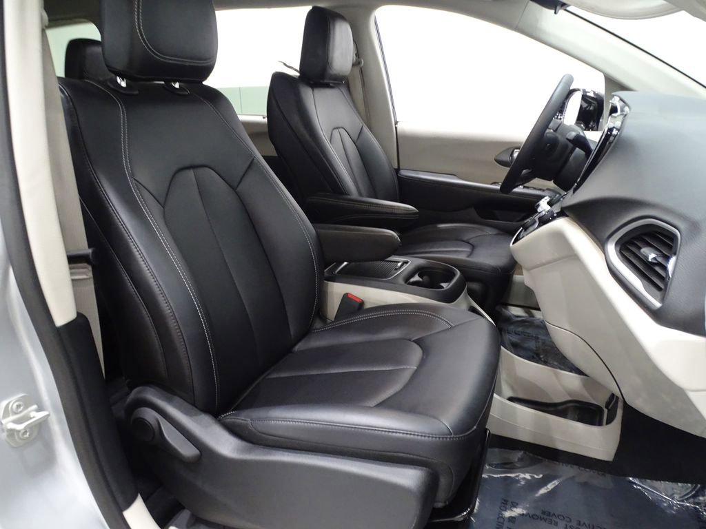 Used 2024 Chrysler Pacifica Touring-L image 16