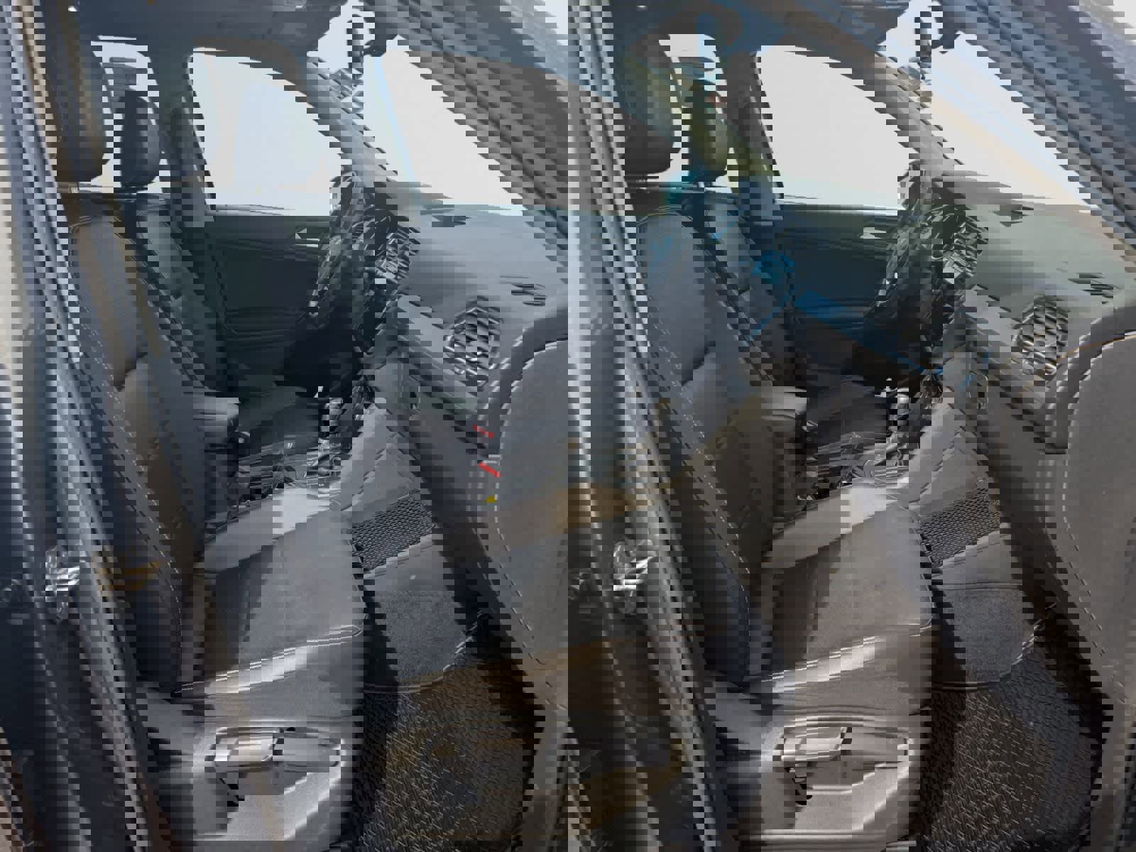 Used 2021 Volkswagen Tiguan SE w/ Panoramic Sunroof Package image 15