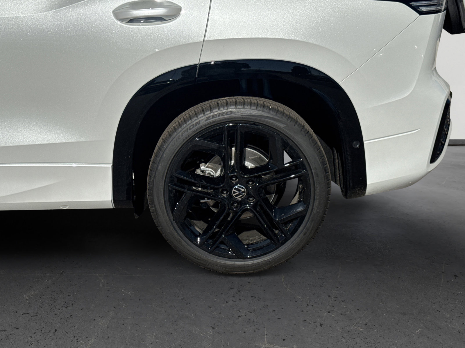 New 2026 Volkswagen Tiguan SE R-Line image 9