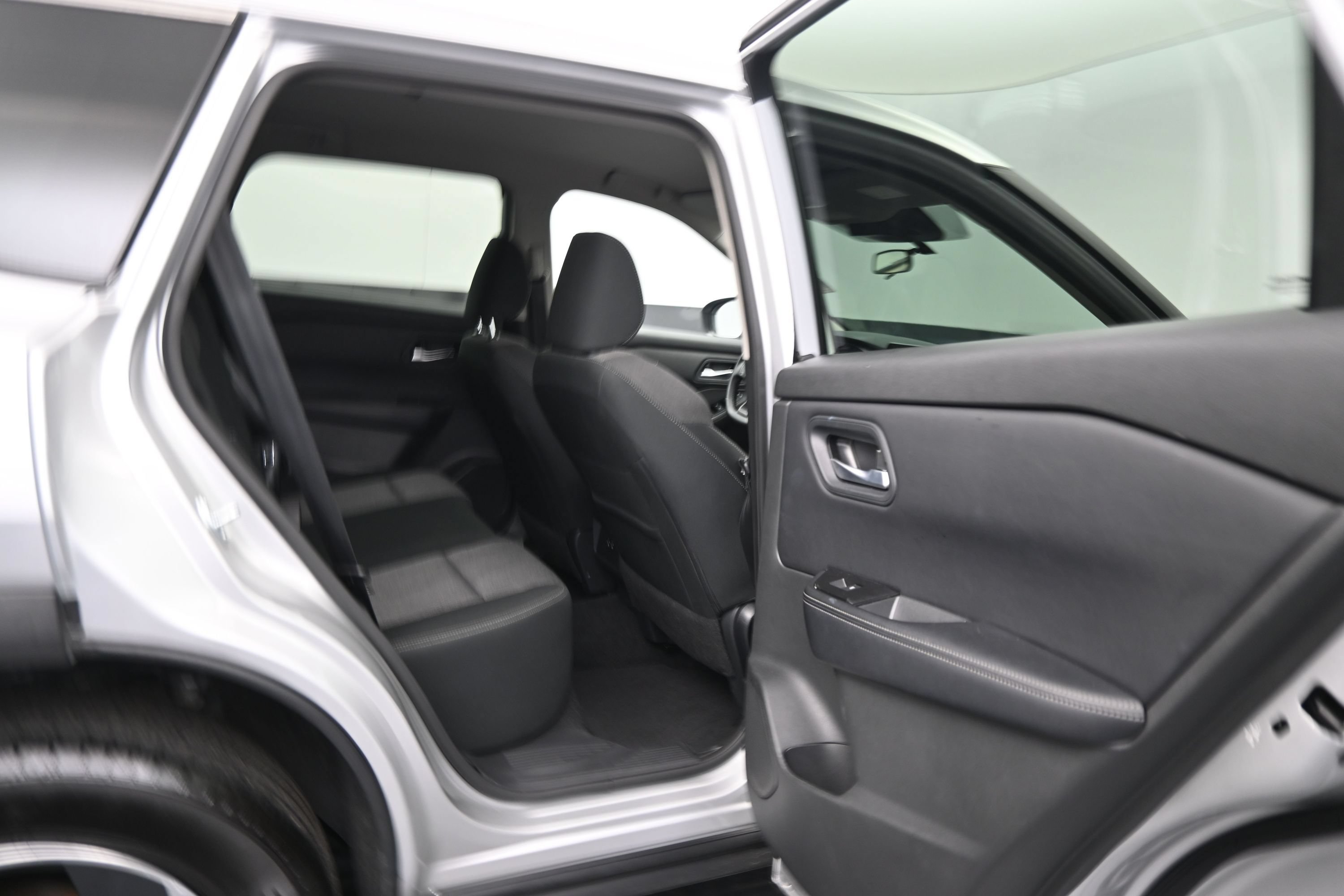 Used 2025 Nissan Rogue SV FWD image 12