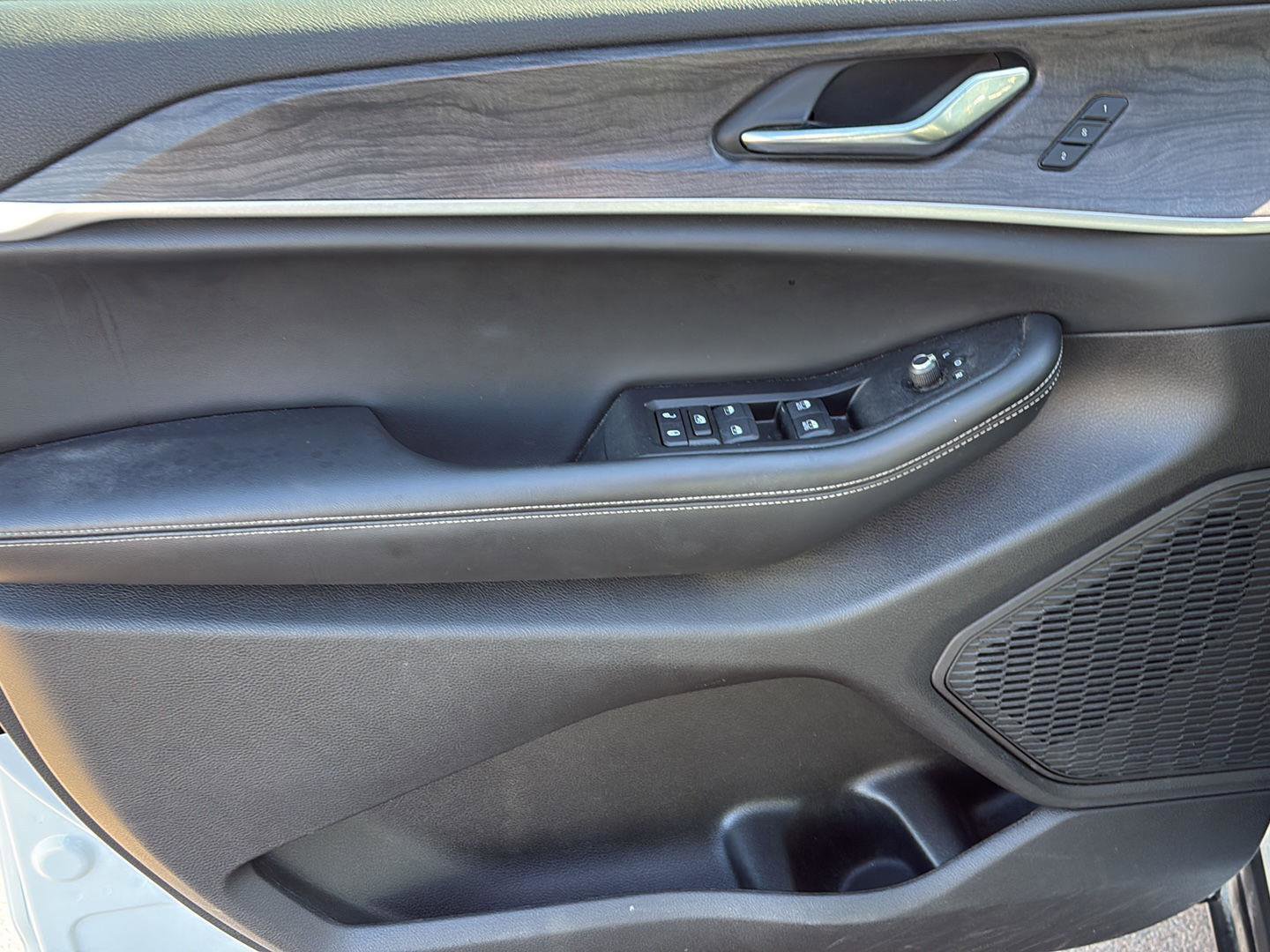 Used 2024 Jeep Grand Cherokee L Limited w/ Luxury Tech Group II image 12