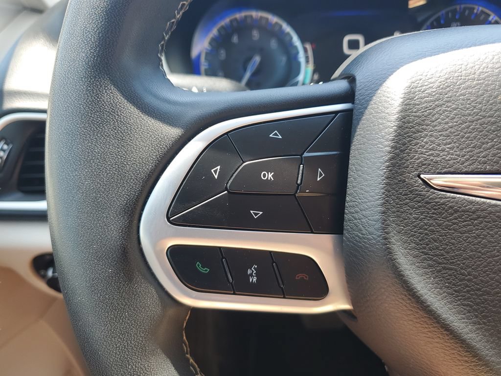 Used 2023 Chrysler Pacifica Touring-L FWD image 19