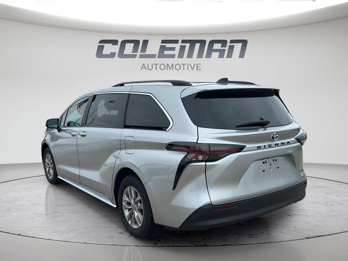 Used 2024 Toyota Sienna XLE FWD image 4
