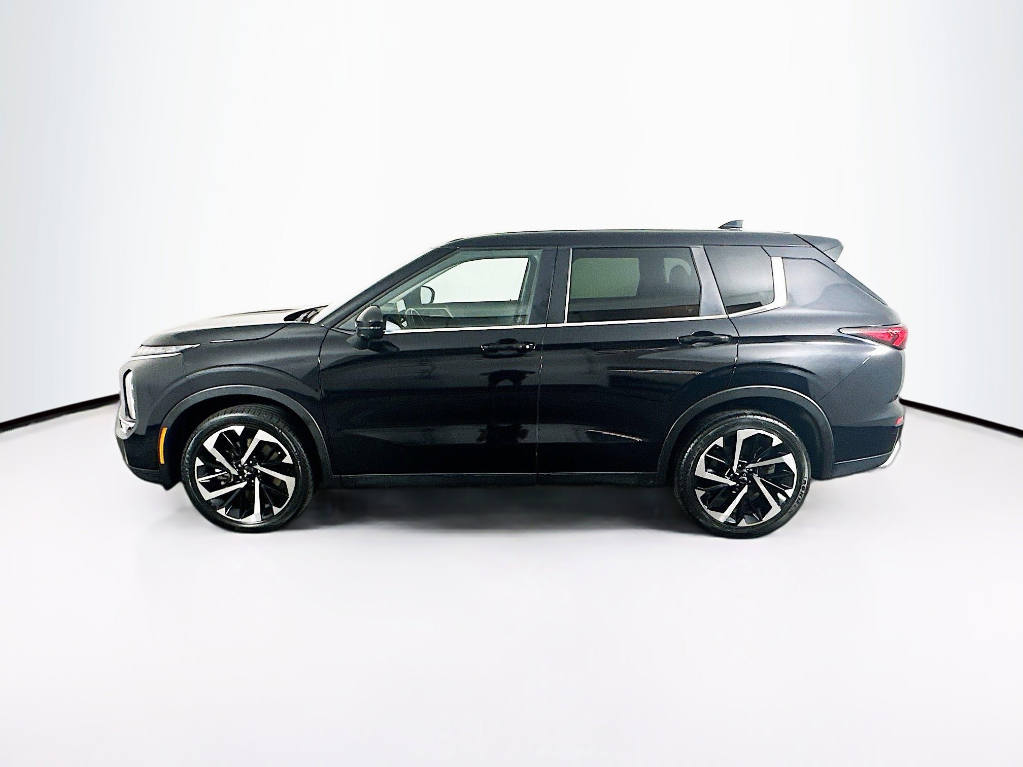 Used 2024 Mitsubishi Outlander SE FWD image 4