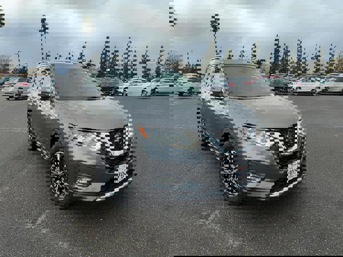 Used 2019 Nissan Rogue SL w/ Premium Package image 3