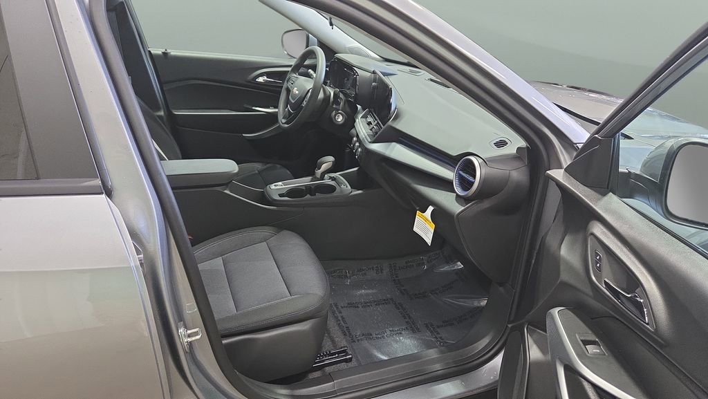 New 2026 Chevrolet Trax LS w/ LS Convenience Package FWD image 25