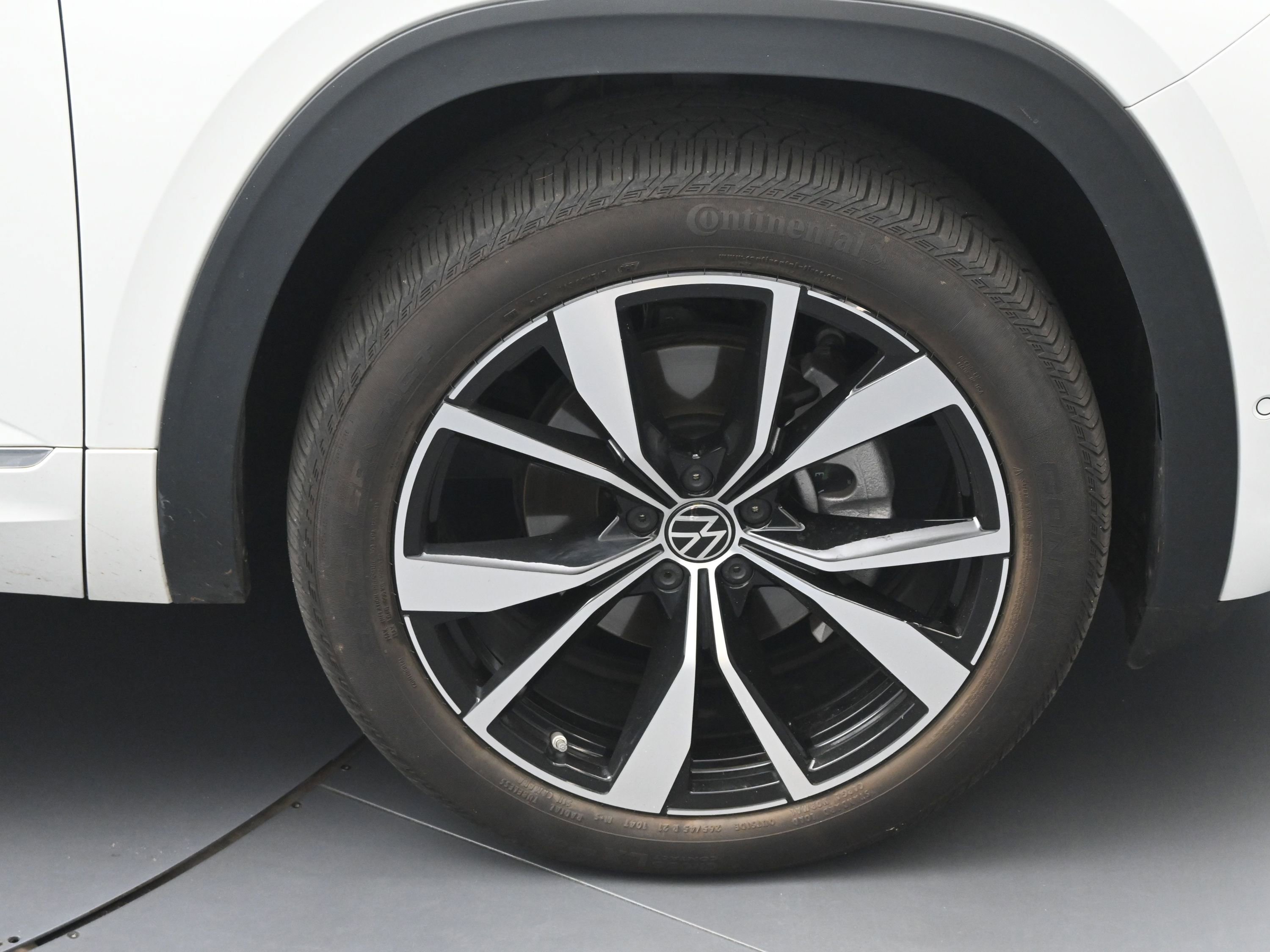 Used 2025 Volkswagen Atlas SEL Premium R-Line image 13