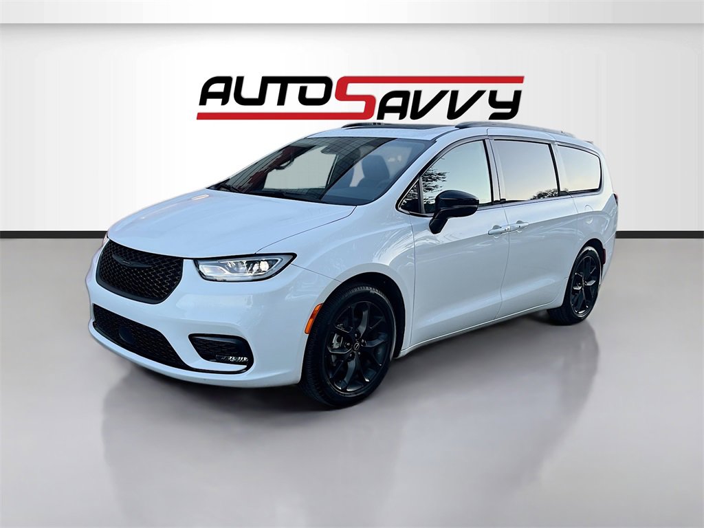 Used 2025 Chrysler Pacifica Limited image 3