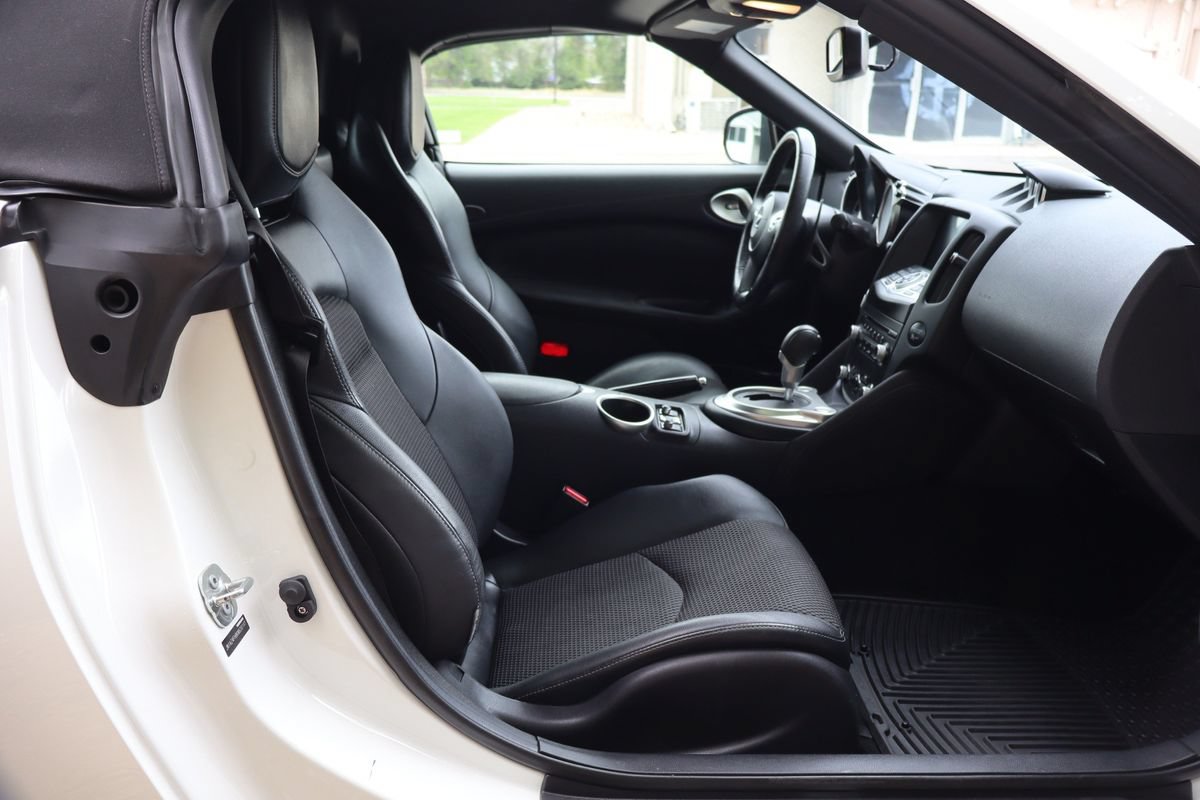 Used 2019 Nissan 370Z Touring RWD image 18