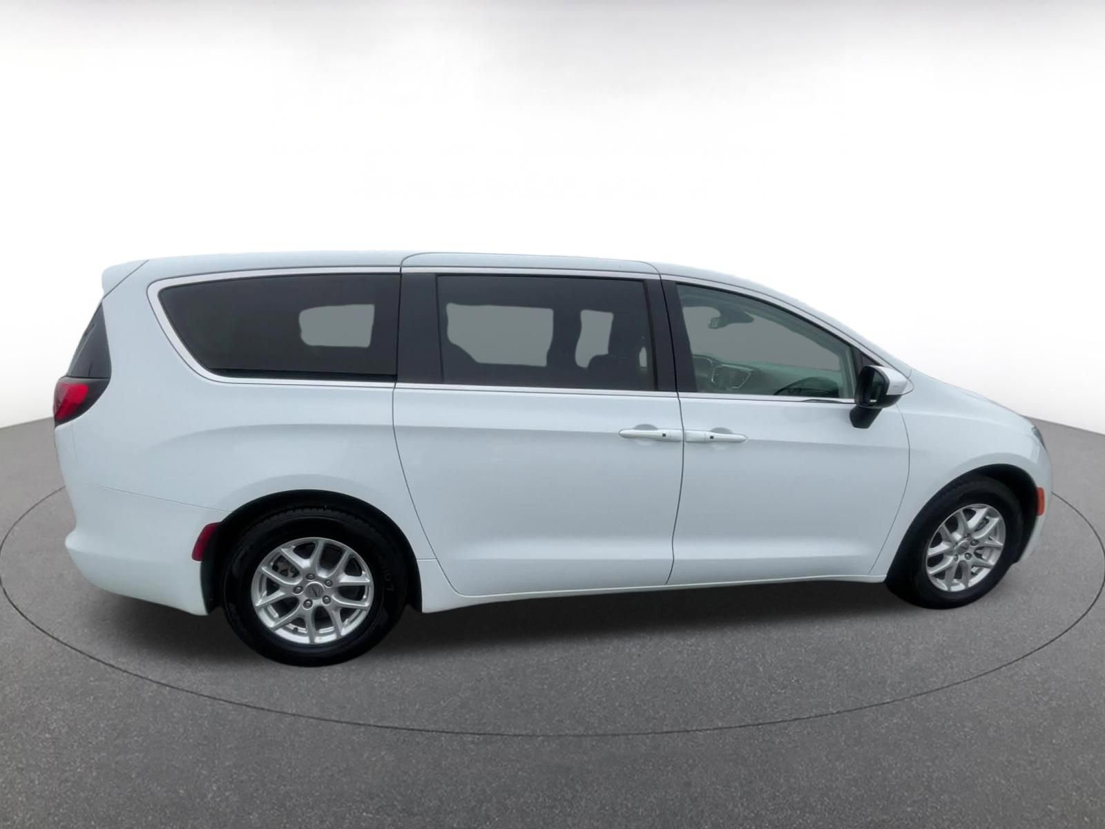 Used 2023 Chrysler Voyager LX image 16