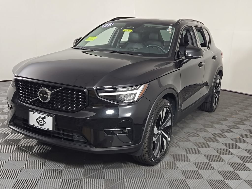 Certified 2023 Volvo XC40 B5 Plus w/ Driver Assist Package AWD/4WD image 5