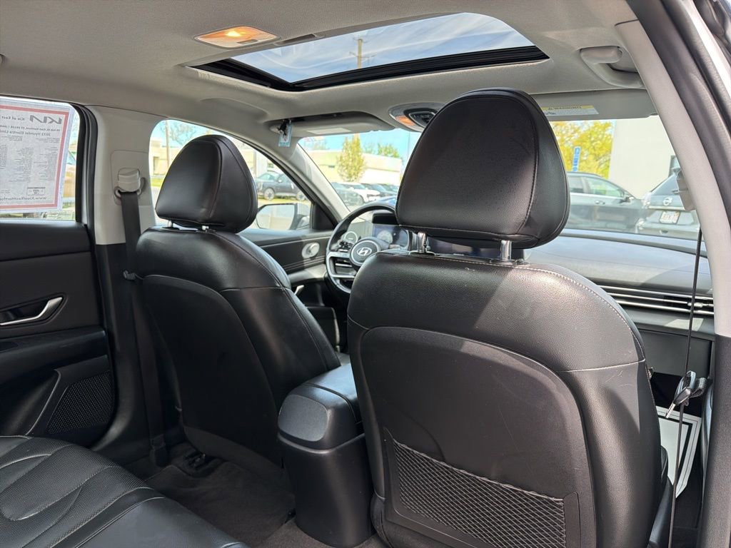 Used 2022 Hyundai Elantra Limited FWD image 14