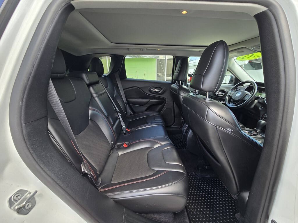 Used 2019 Jeep Cherokee Trailhawk w/ Comfort/Convenience Group AWD/4WD image 19