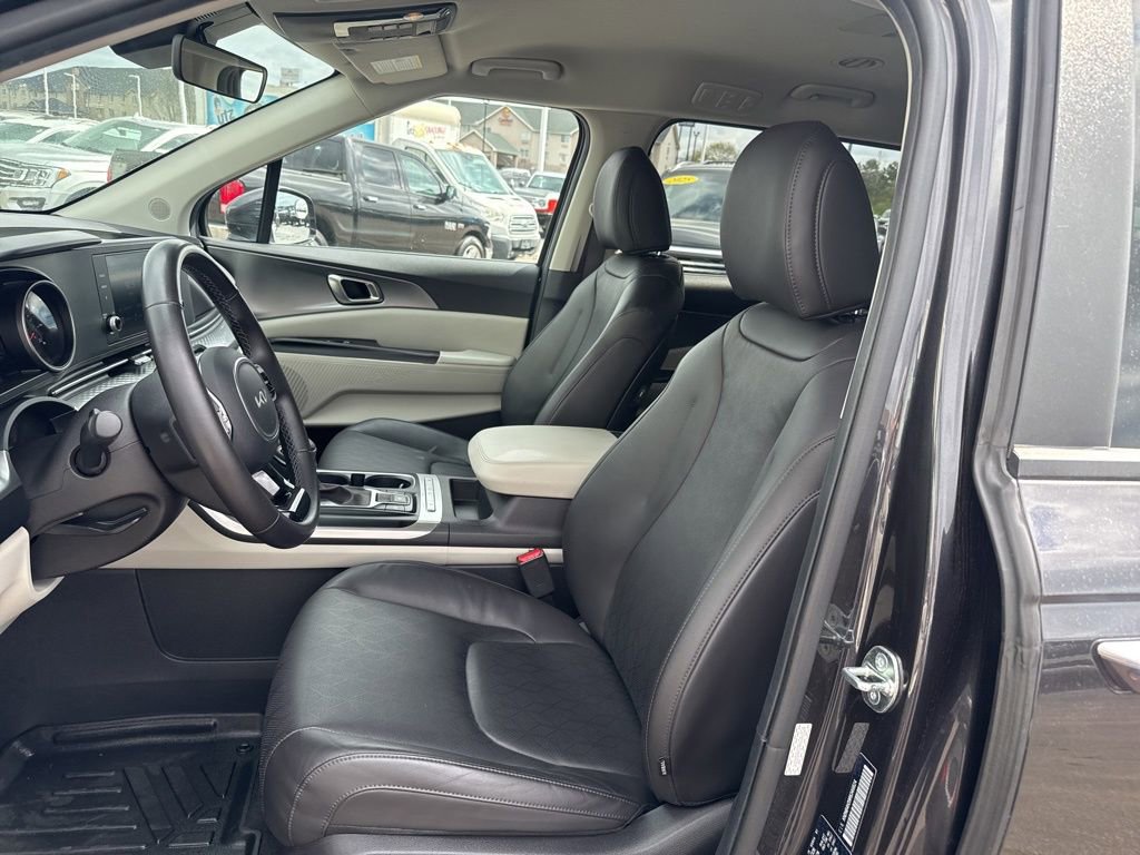 Used 2024 Kia Carnival LX image 11