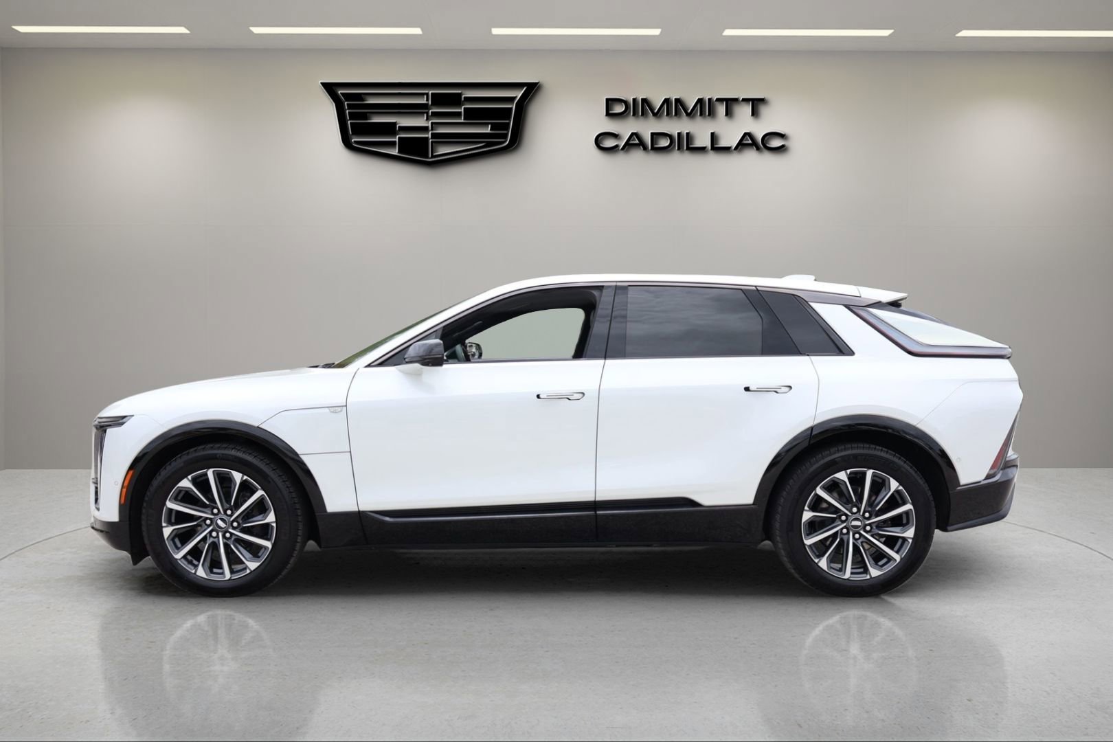 Used 2024 Cadillac Lyriq Sport RWD image 2