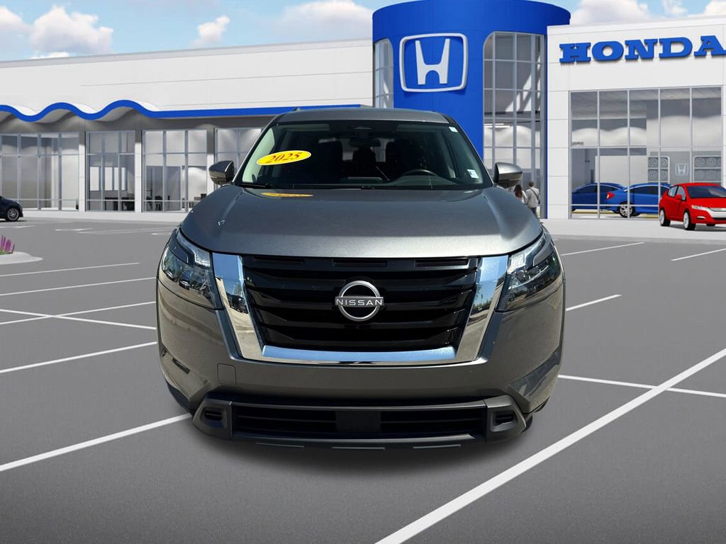 Used 2025 Nissan Pathfinder SV image 2