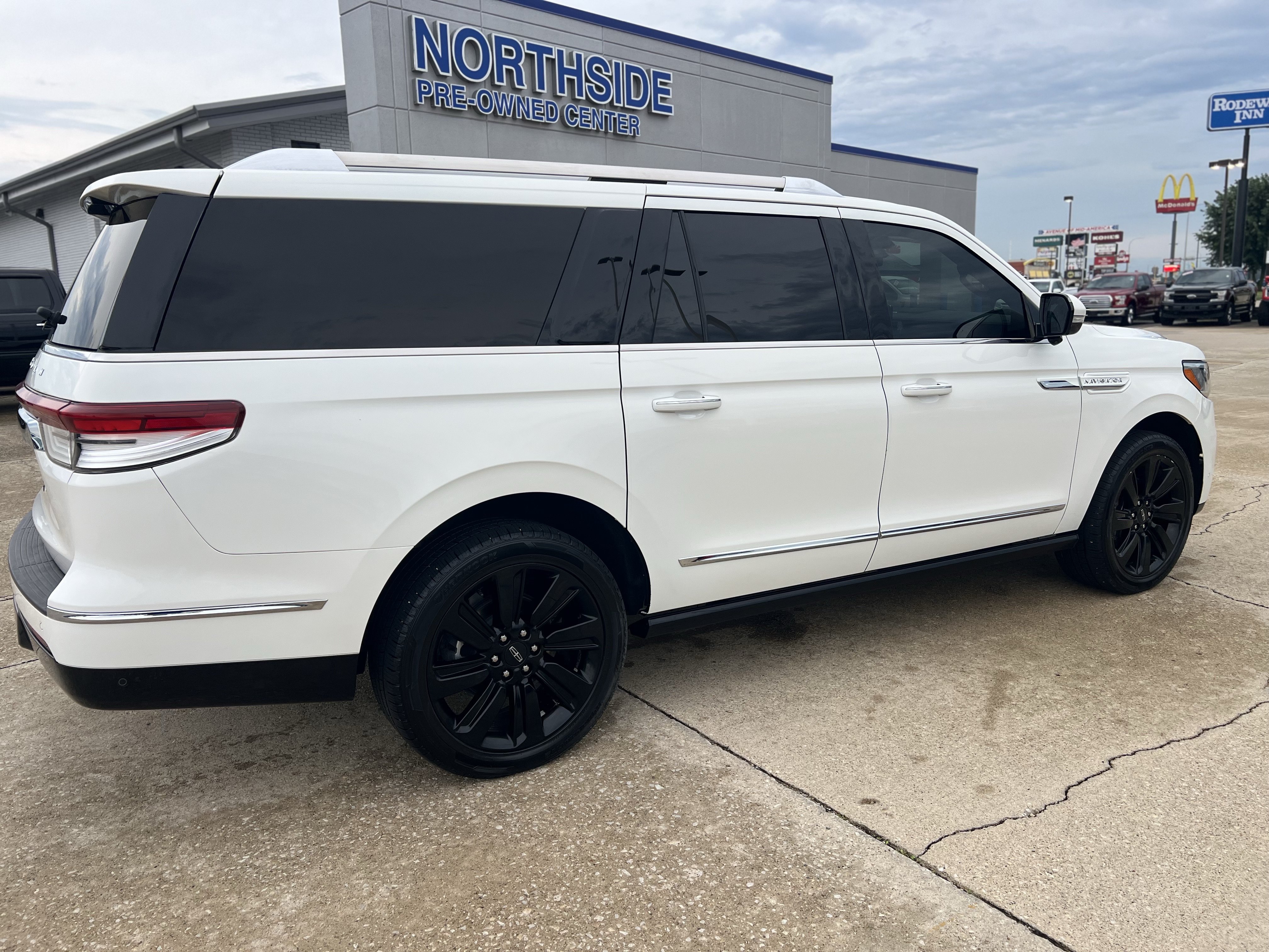 Used 2023 Lincoln Navigator L Reserve AWD/4WD image 6
