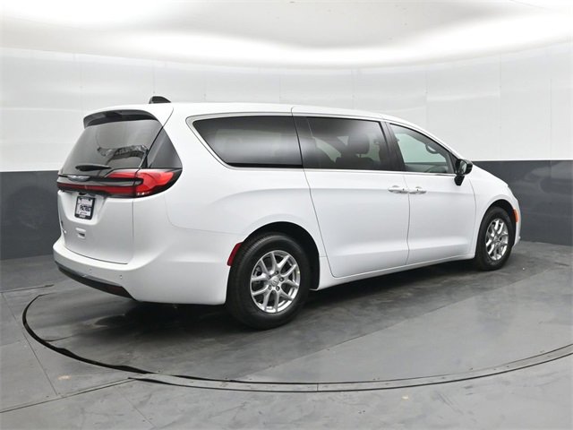 New 2026 Chrysler Pacifica Select image 3