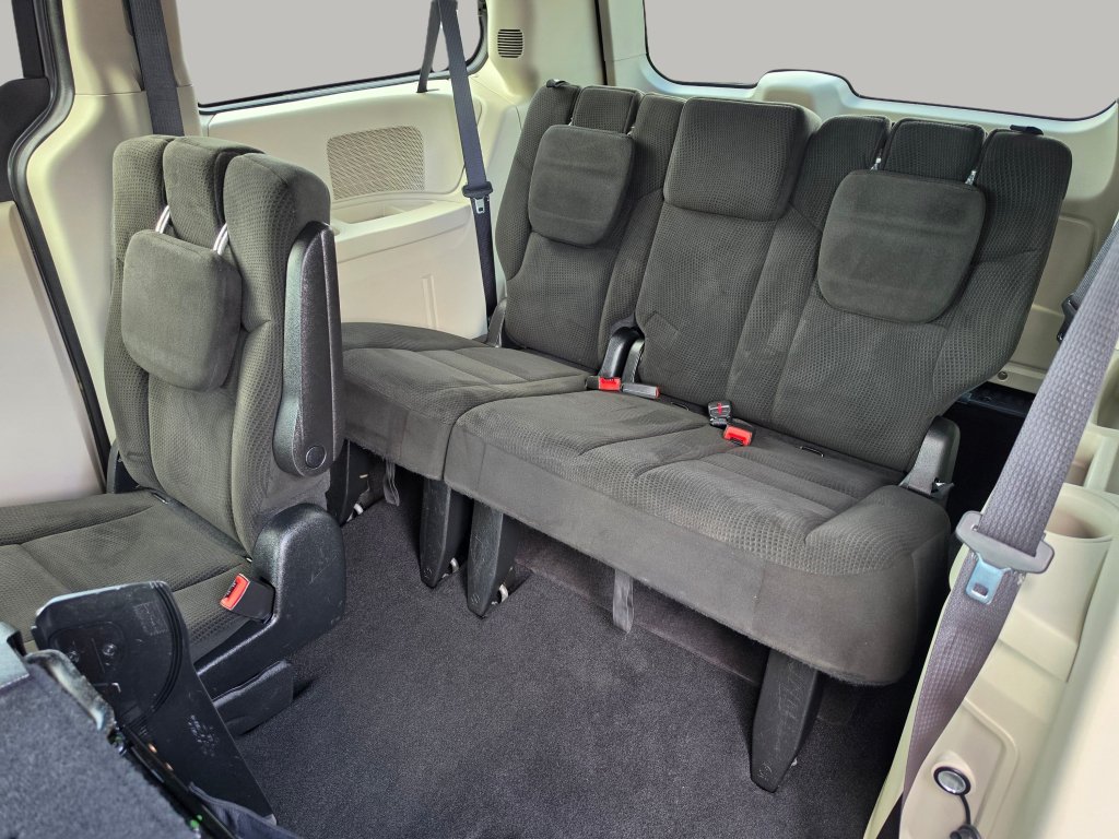 Used 2016 Dodge Grand Caravan SE FWD image 26