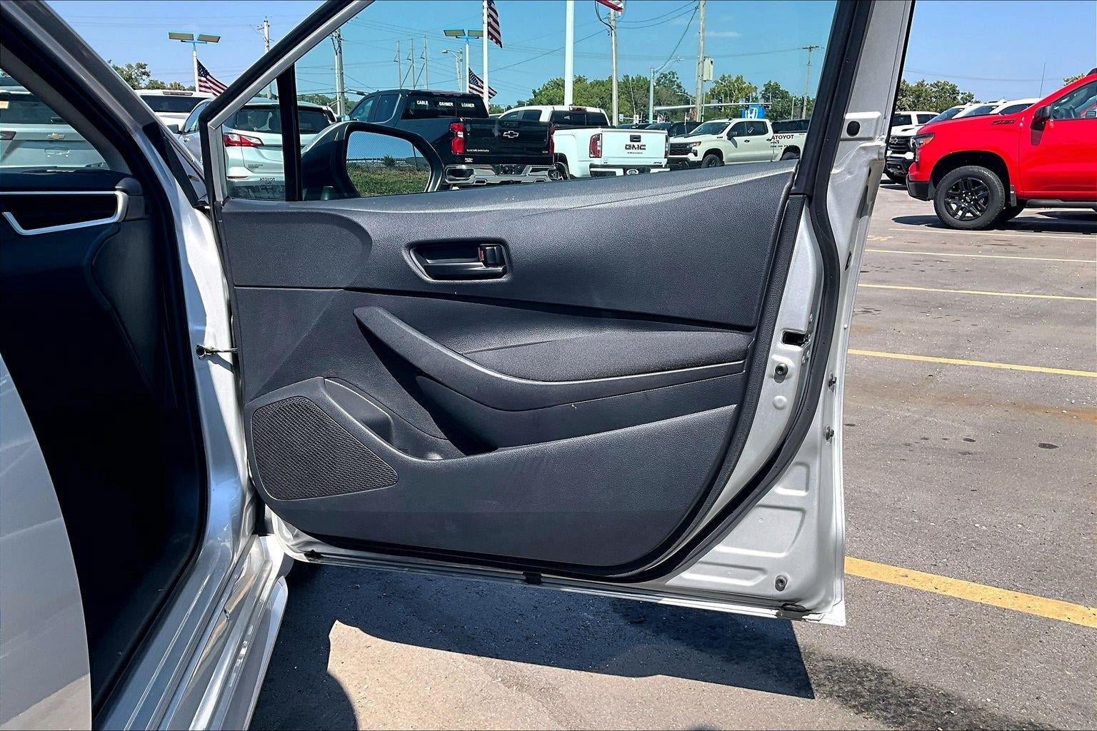 Used 2025 Toyota Corolla LE FWD image 24