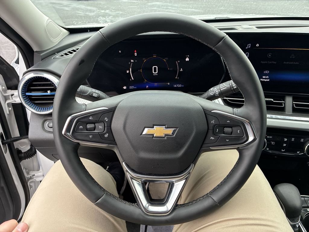 Used 2025 Chevrolet Trax LT w/ LT Convenience Package image 14