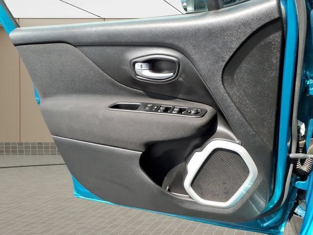 Used 2019 Jeep Renegade Latitude FWD image 24