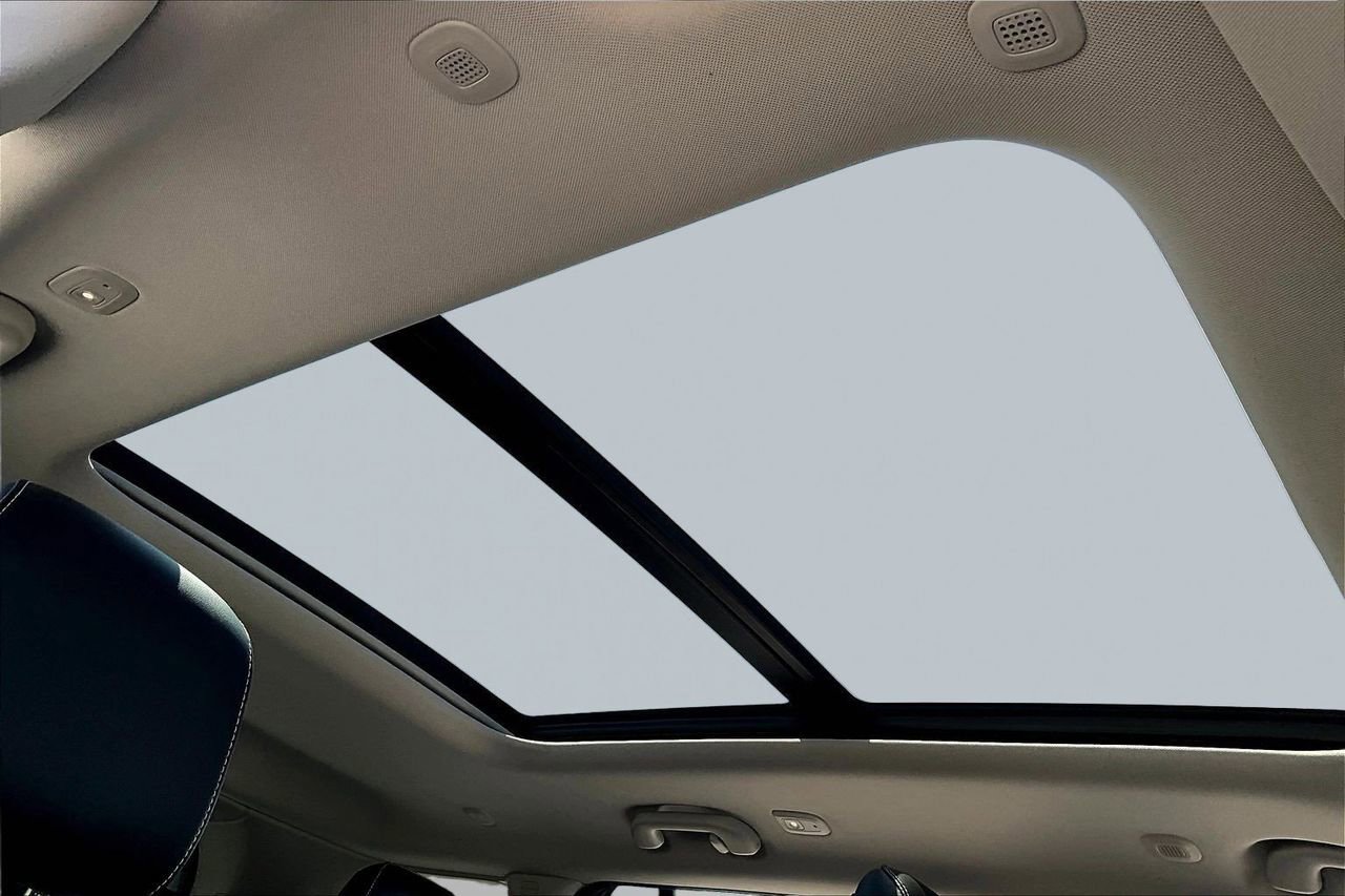 Used 2023 Jeep Grand Cherokee Limited w/ Black Appearance Package image 17