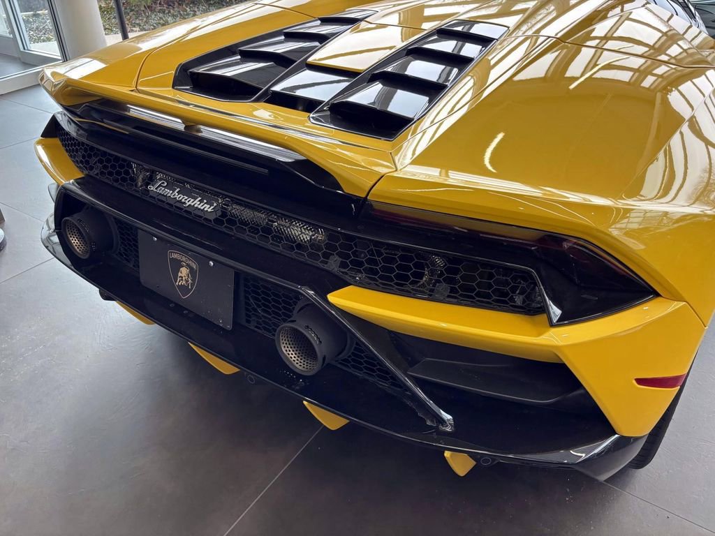 Used 2024 Lamborghini Huracan EVO image 17