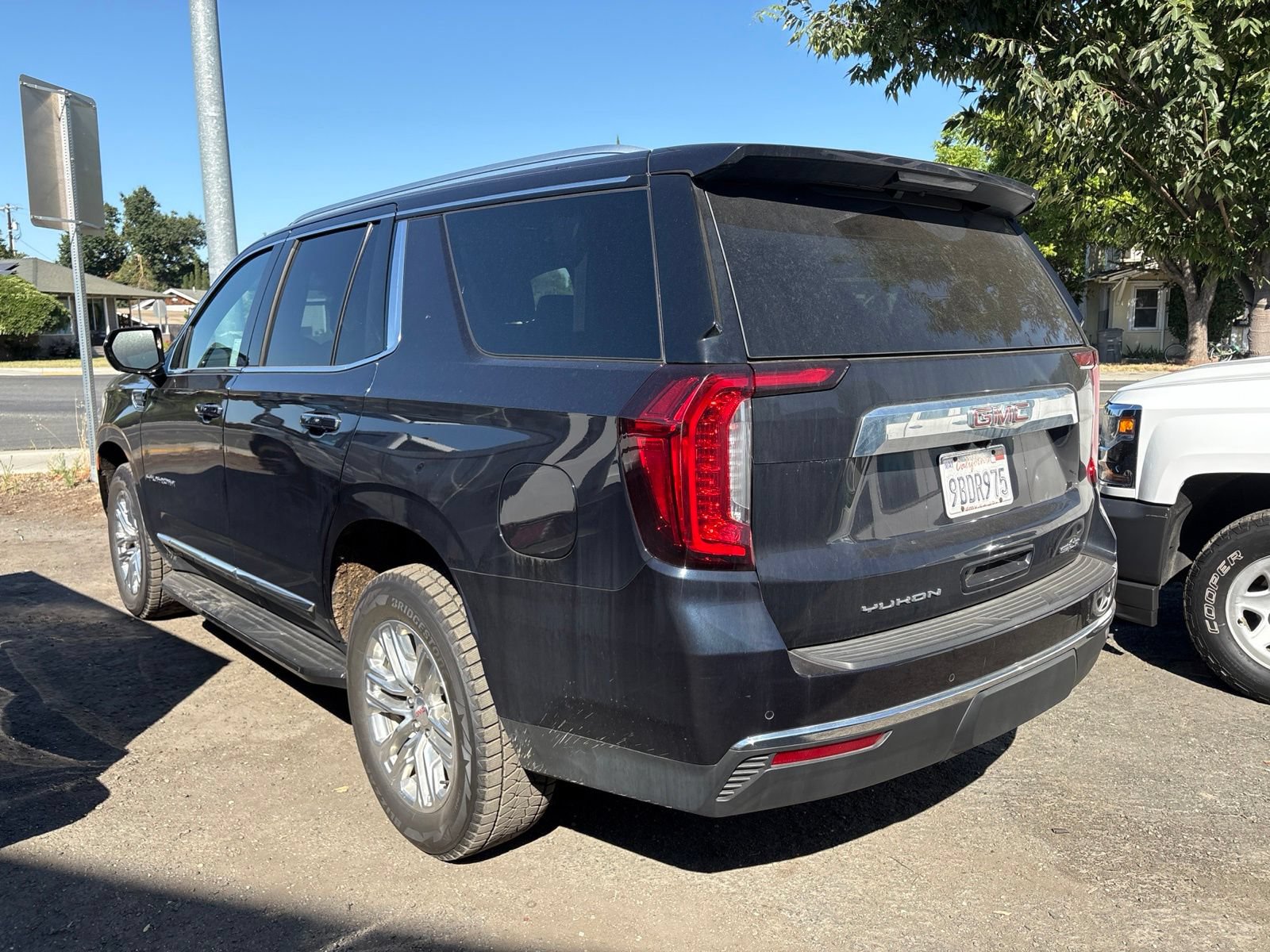 Used 2023 GMC Yukon SLT w/ Max Trailering Package AWD/4WD image 3