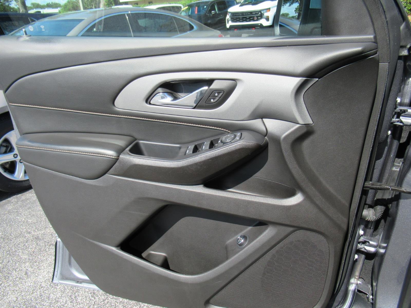 Used 2021 Chevrolet Traverse LT FWD image 21