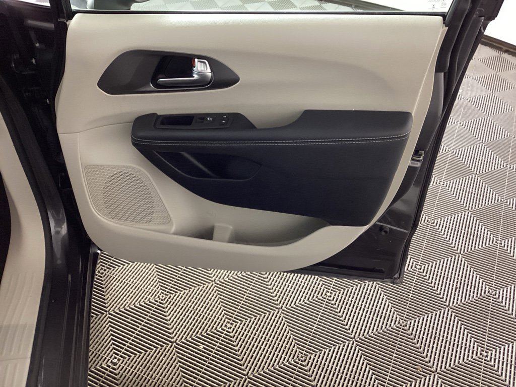 Used 2023 Chrysler Pacifica Touring-L image 9