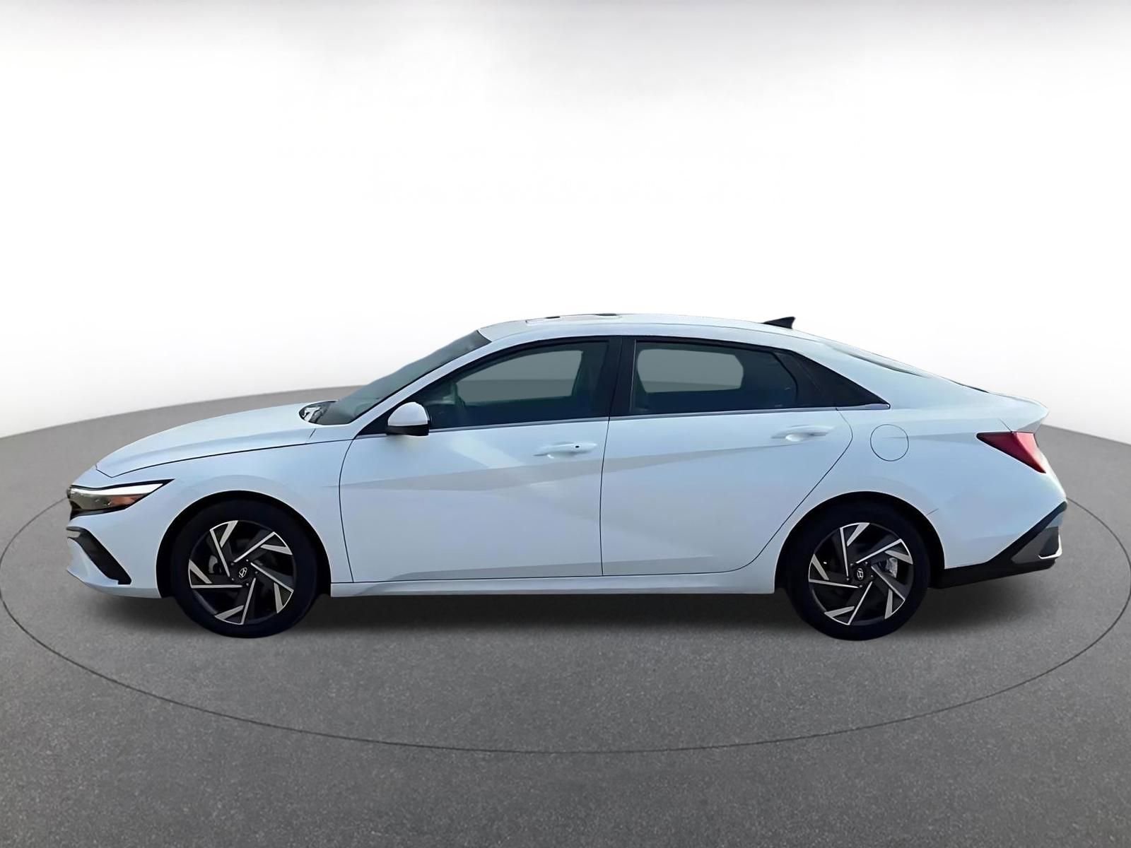 Used 2025 Hyundai Elantra SEL FWD image 9
