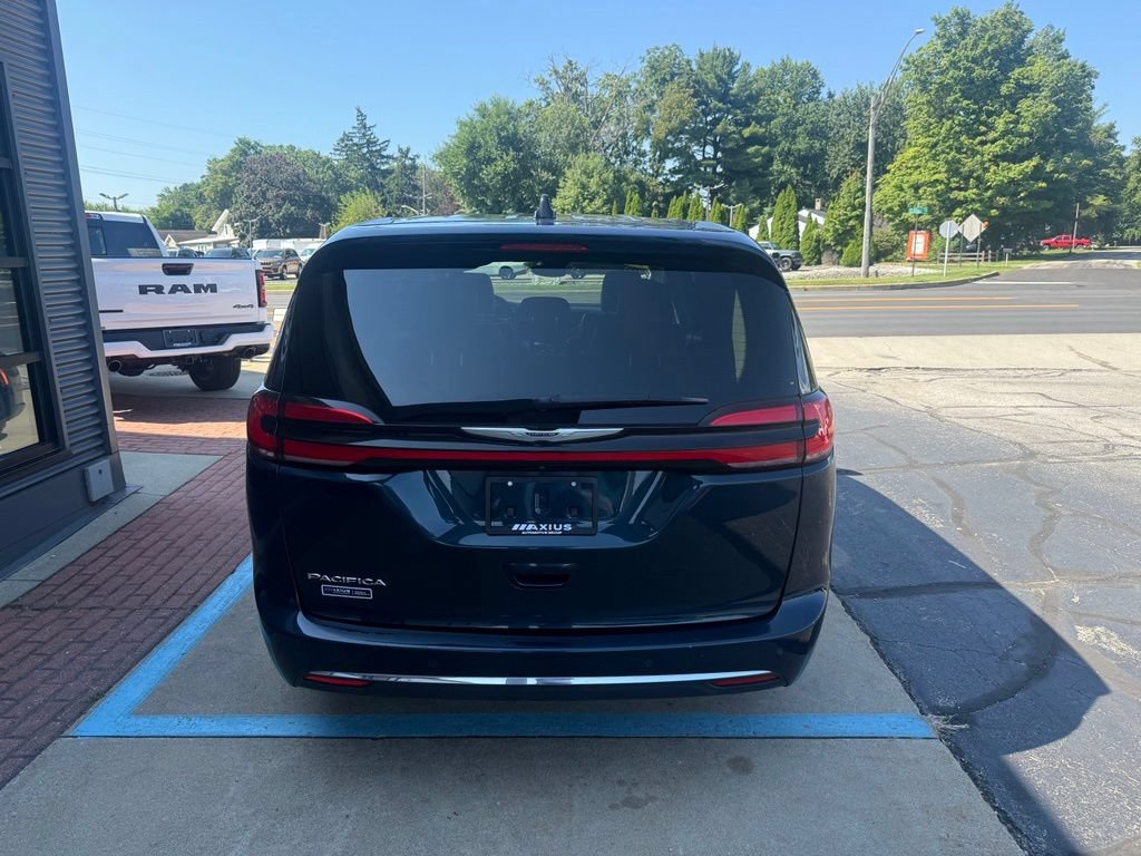 Used 2023 Chrysler Pacifica Touring-L FWD image 6